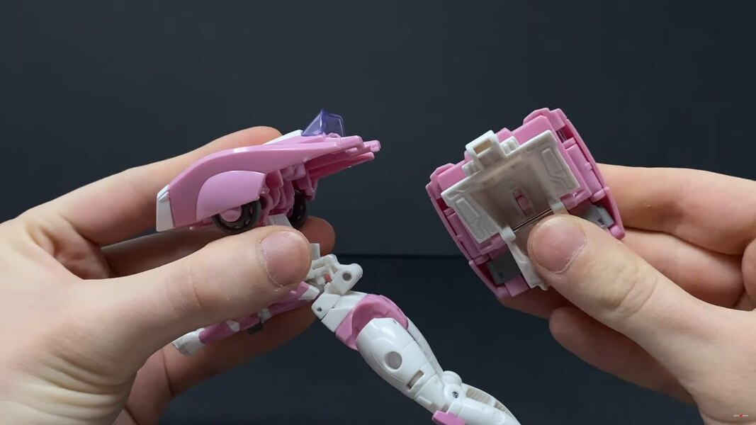 Transformers Studio Series 86 Arcee In Hand Image  (32 of 34)